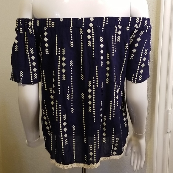 Everly navy cold shoulder top size medium, EUC - Picture 5 of 9